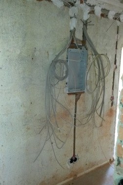 Elektroinstallation in einer Altbauwand