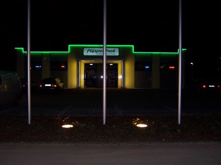 Beleuchtetes Gebäude bei Nacht