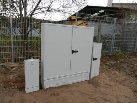 Technikgebäude einer Photovoltaikanlage