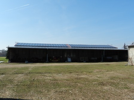 Dach mit Photovoltaikmodulen