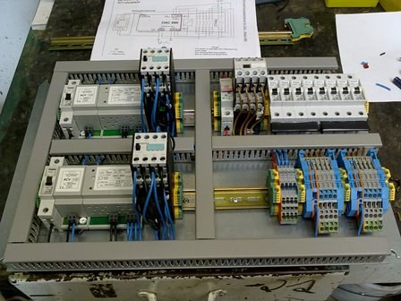 Schaltanlage mit elektrischen Komponenten