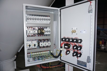 Geöffneter Schaltschrank eines Trockenmischers